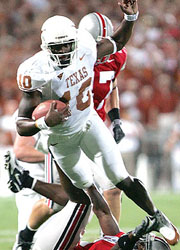 Vince Young runs against Ohio State